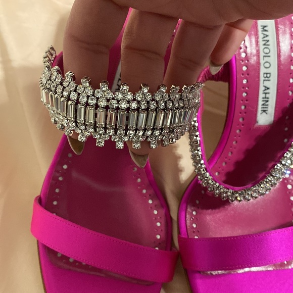 NWT Manolo Blahnik Sako 70mm Silk Embellished Sandals
Color: Pink, SIZE 38 - Picture 3 of 6